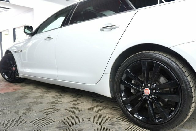 Jaguar XJ 3.0D V6 Premium Luxury Saloon Euro White #4