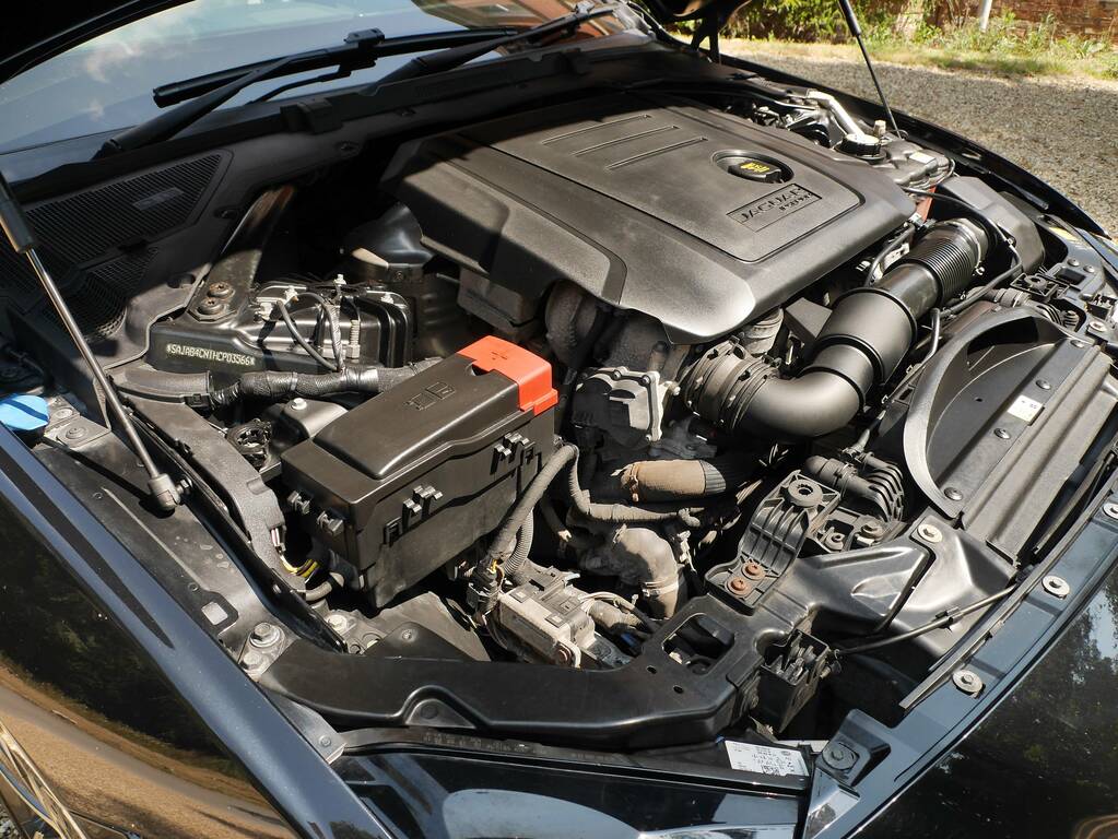 Jaguar XE 2.0 D200 Mhev R-dynamic S Saloon E #20