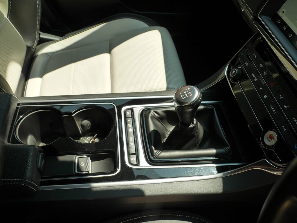 Jaguar XE 2.0 D200 Mhev R-dynamic S Saloon E #28