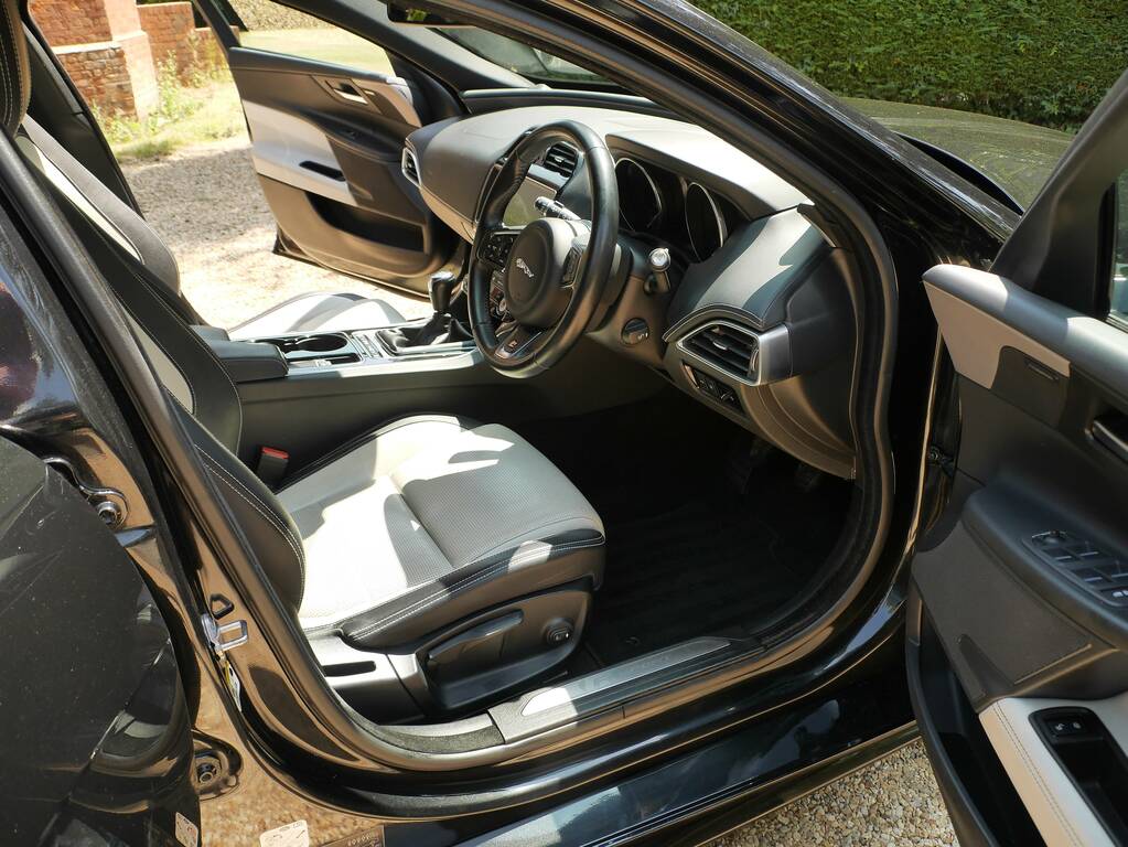 Jaguar XE 2.0 D200 Mhev R-dynamic S Saloon E #17