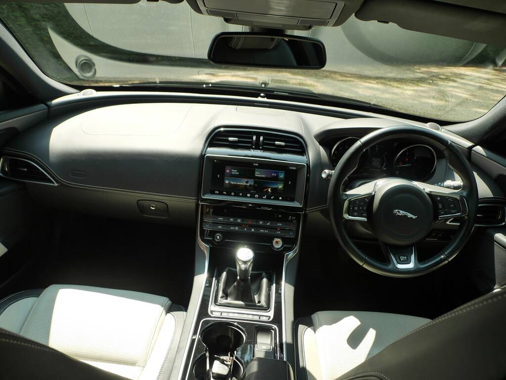 Jaguar XE 2.0 D200 Mhev R-dynamic S Saloon E #23