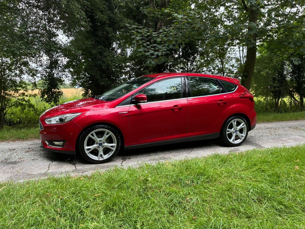 Ford Focus Hatchback 1.5 T Ecoboost Titanium X 2015 Red #4
