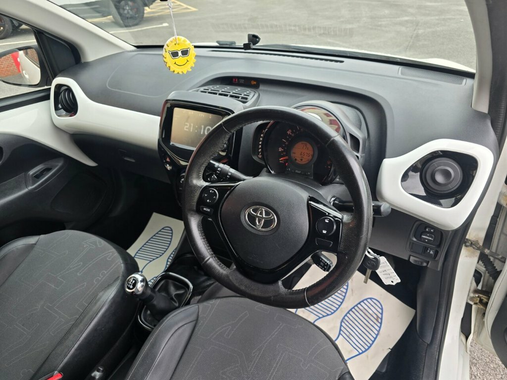 Toyota Aygo 1L X-pression EX65VFE White #2