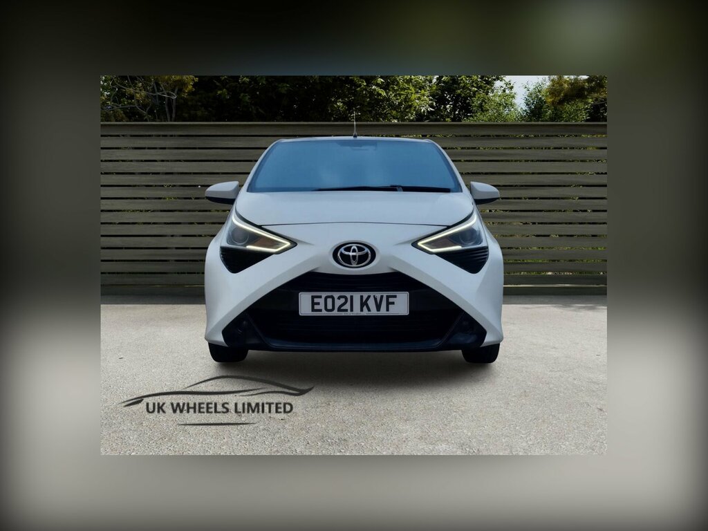 Toyota Aygo 1.0 Vvt-i X-play X-shift Euro 6 Safety Sense White #2
