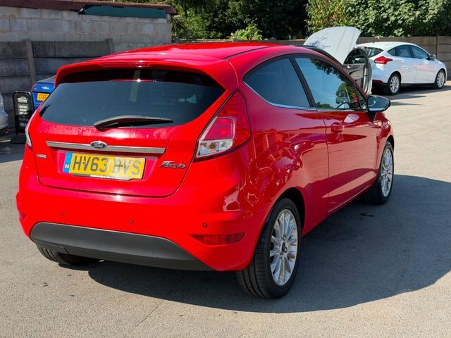 Ford Fiesta Hatchback Style 2013 Red #9