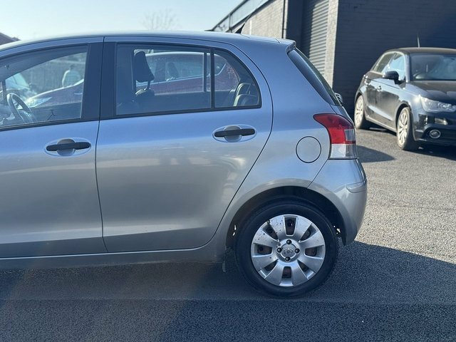Toyota Yaris Hatchback Silver #8