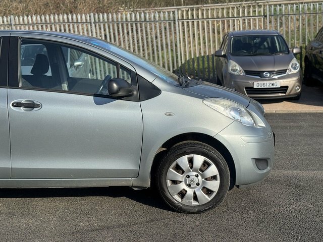 Toyota Yaris Hatchback Silver #3