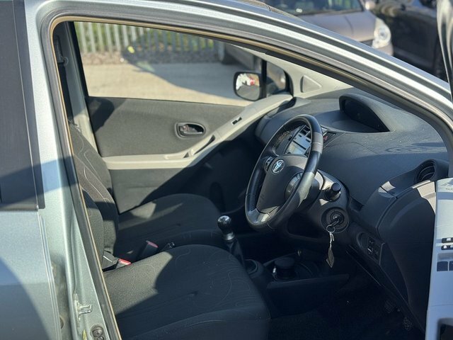 Toyota Yaris Hatchback Silver #10
