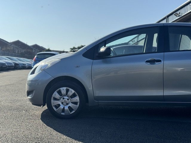 Toyota Yaris Hatchback Silver #9