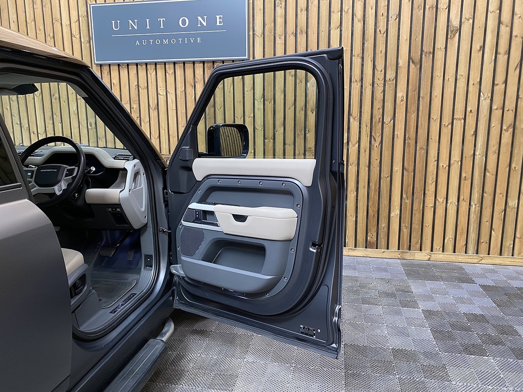 Land Rover Defender 110 Defender Se D Black #40
