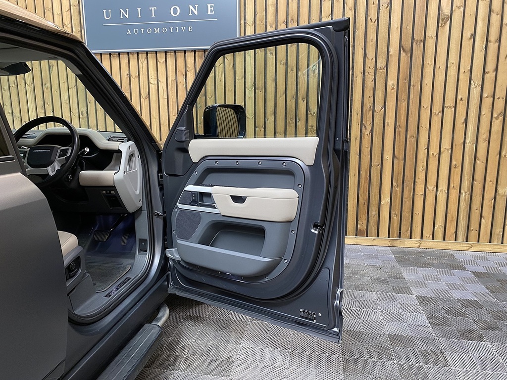 Land Rover Defender 110 Defender Se D Black #46