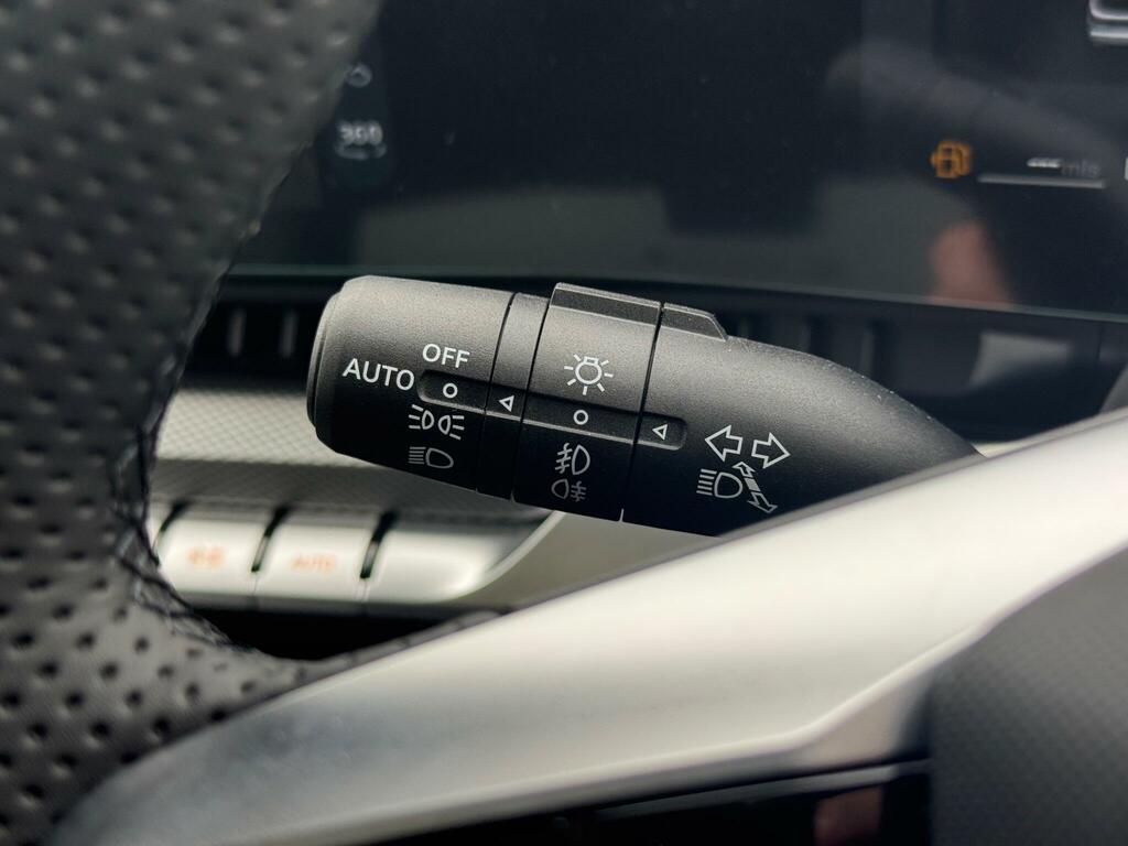 MG 1.5T 24.7Kwh Premium Euro 6 Ss Silver #40