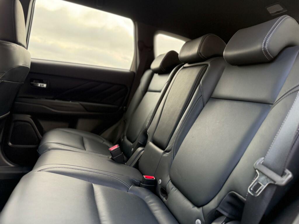 Mitsubishi Outlander Phev Dynamic Red #19