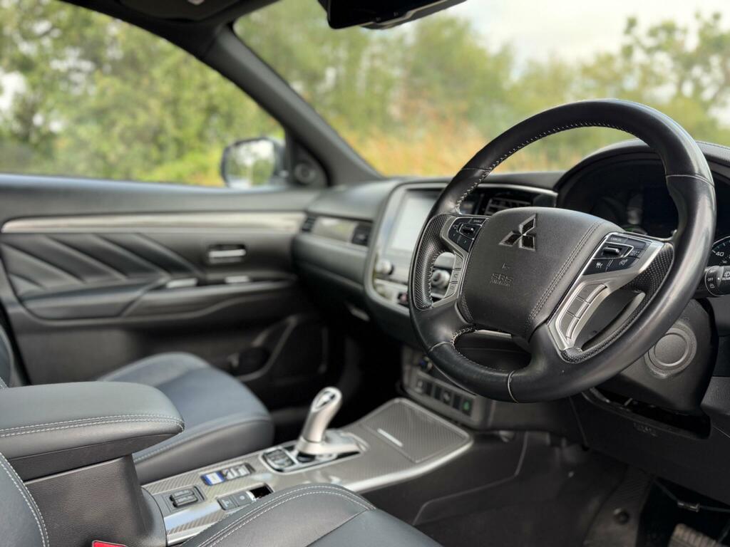 Mitsubishi Outlander Phev Dynamic Red #2