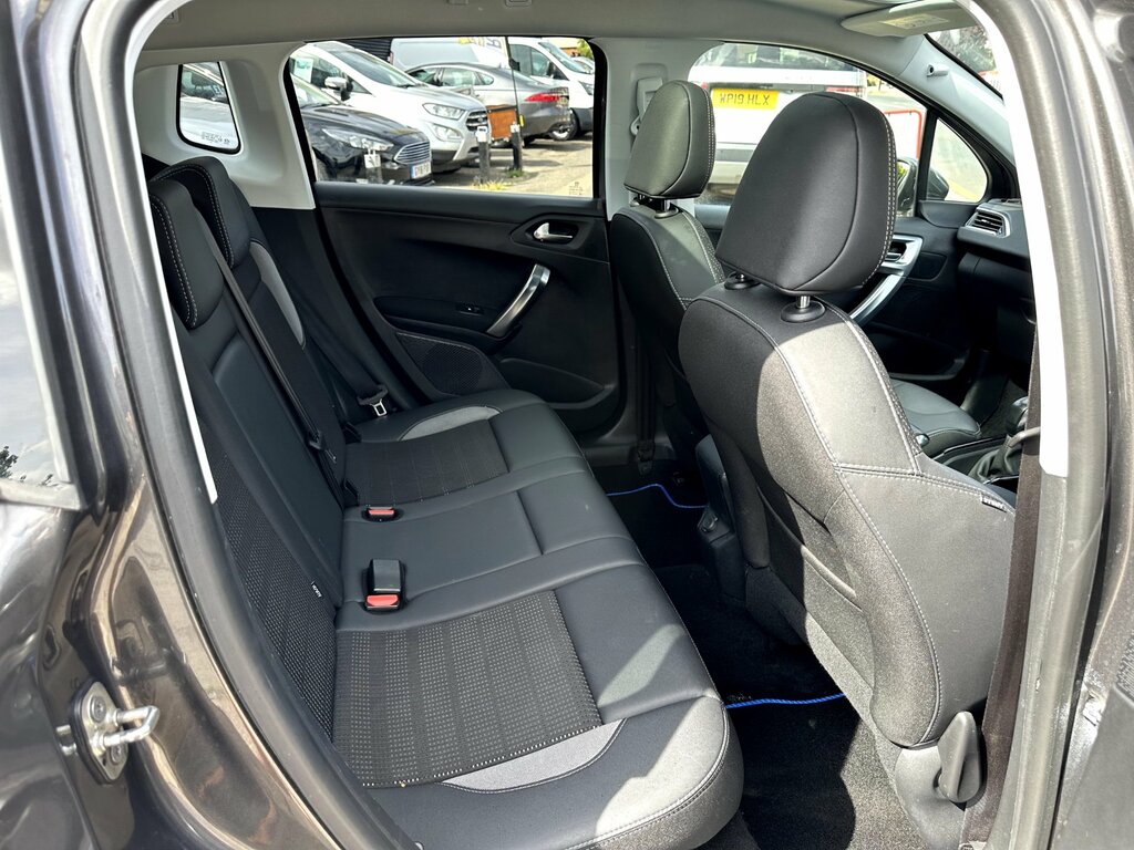 Peugeot 2008 2019 69 Puretech Red #15