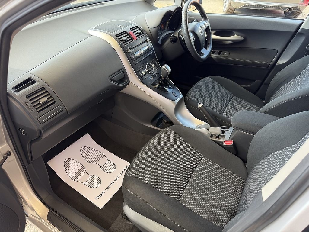 Toyota Auris 1.6 V-matic Tr Euro 5 Silver #9