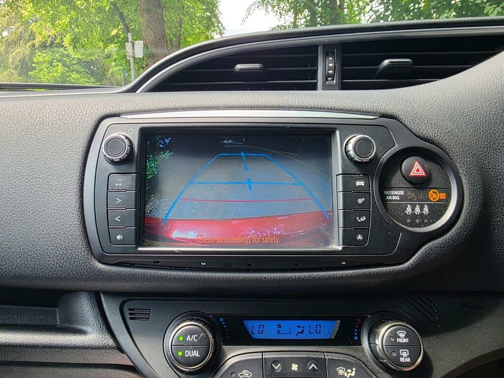 Toyota Yaris 1.5 Vvt-h Design E-cvt Euro 6 Red #2