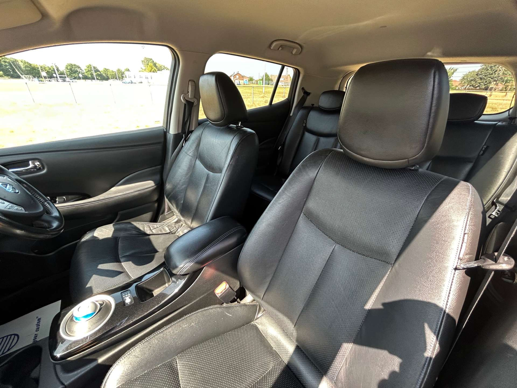 Nissan Leaf Tekna White #37