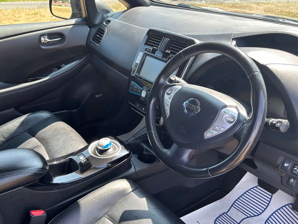 Nissan Leaf Tekna White #32