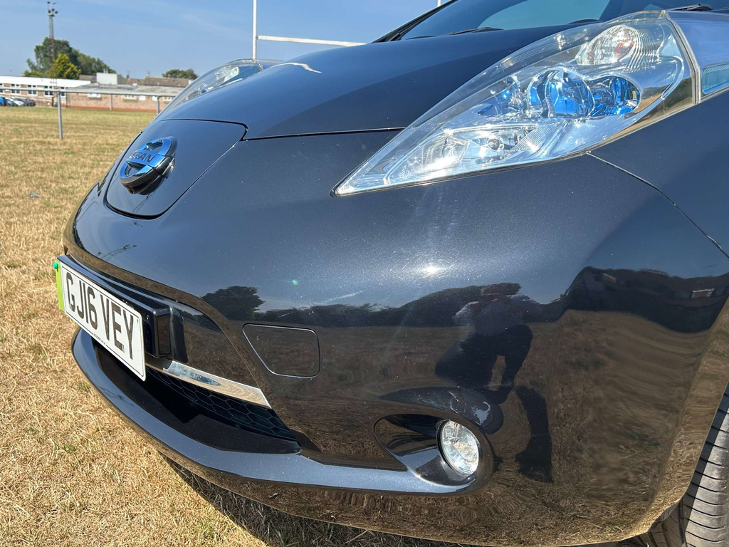 Nissan Leaf Tekna White #14