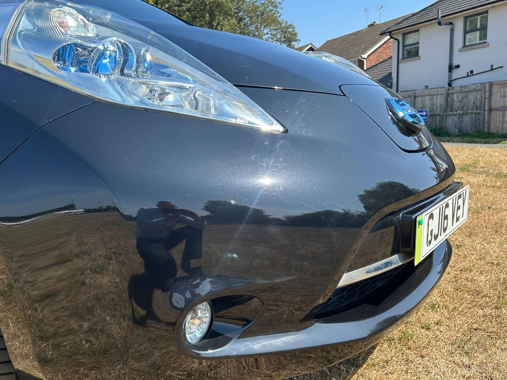 Nissan Leaf Tekna White #10