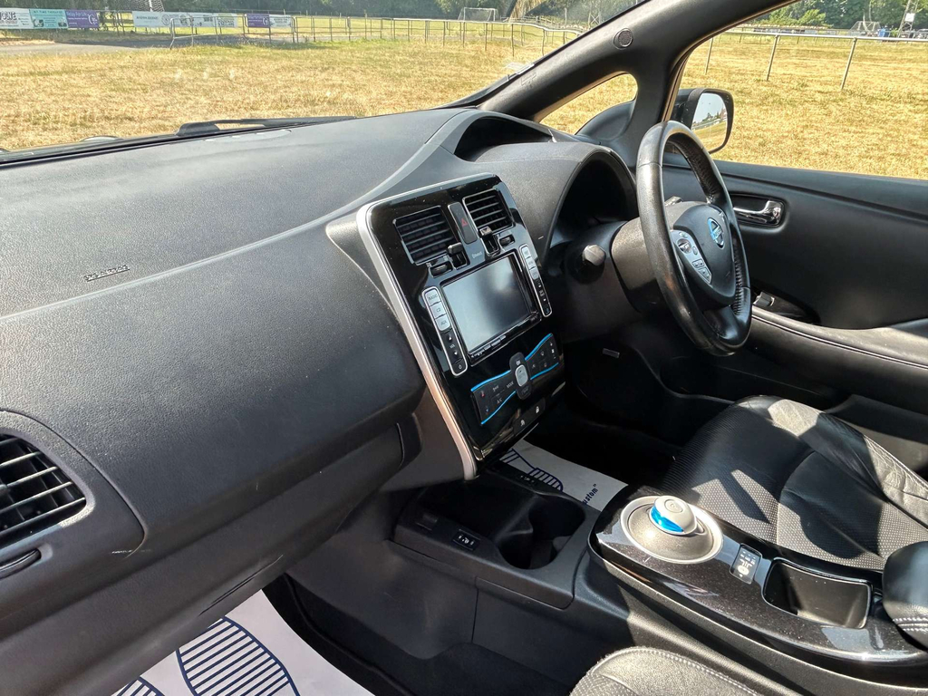 Nissan Leaf Tekna White #36