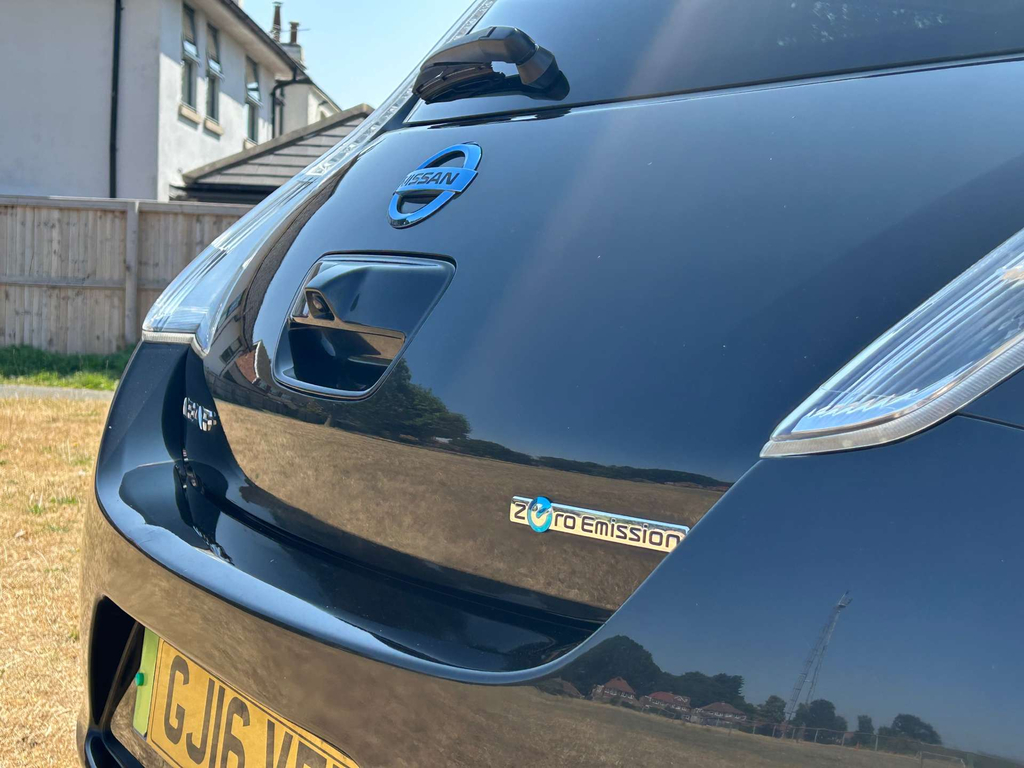 Nissan Leaf Tekna White #19