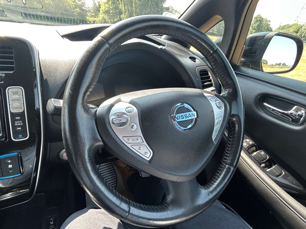 Nissan Leaf Tekna White #25
