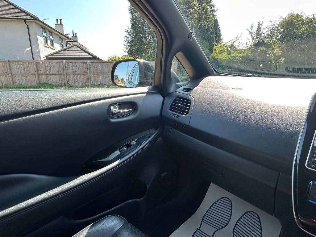 Nissan Leaf Tekna White #35