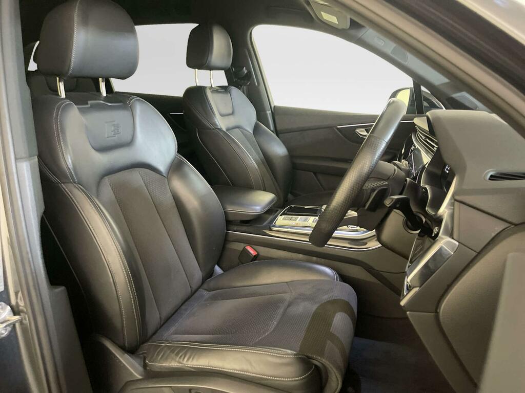 Audi Q7  Black #11