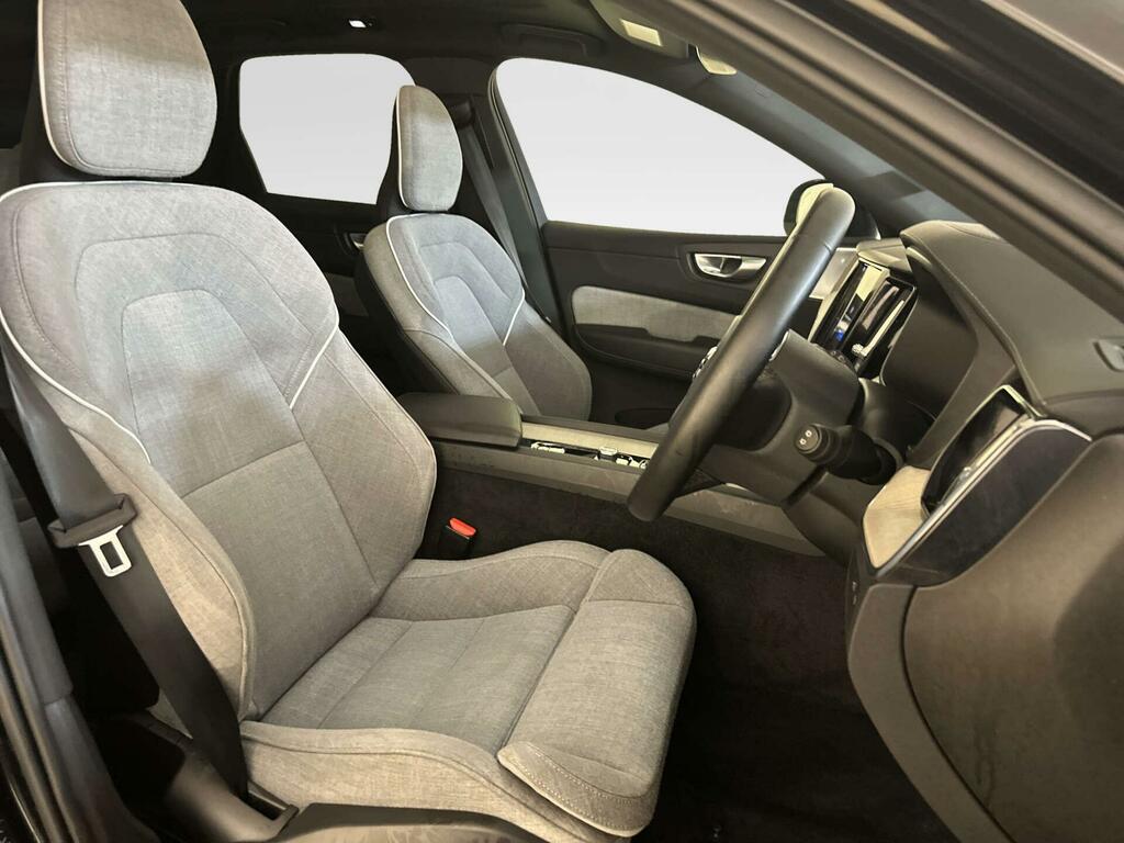 Volvo XC60 Momentum Blue #13