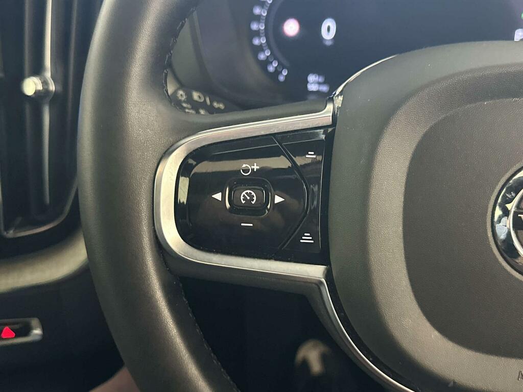 Volvo XC60 Momentum Blue #16
