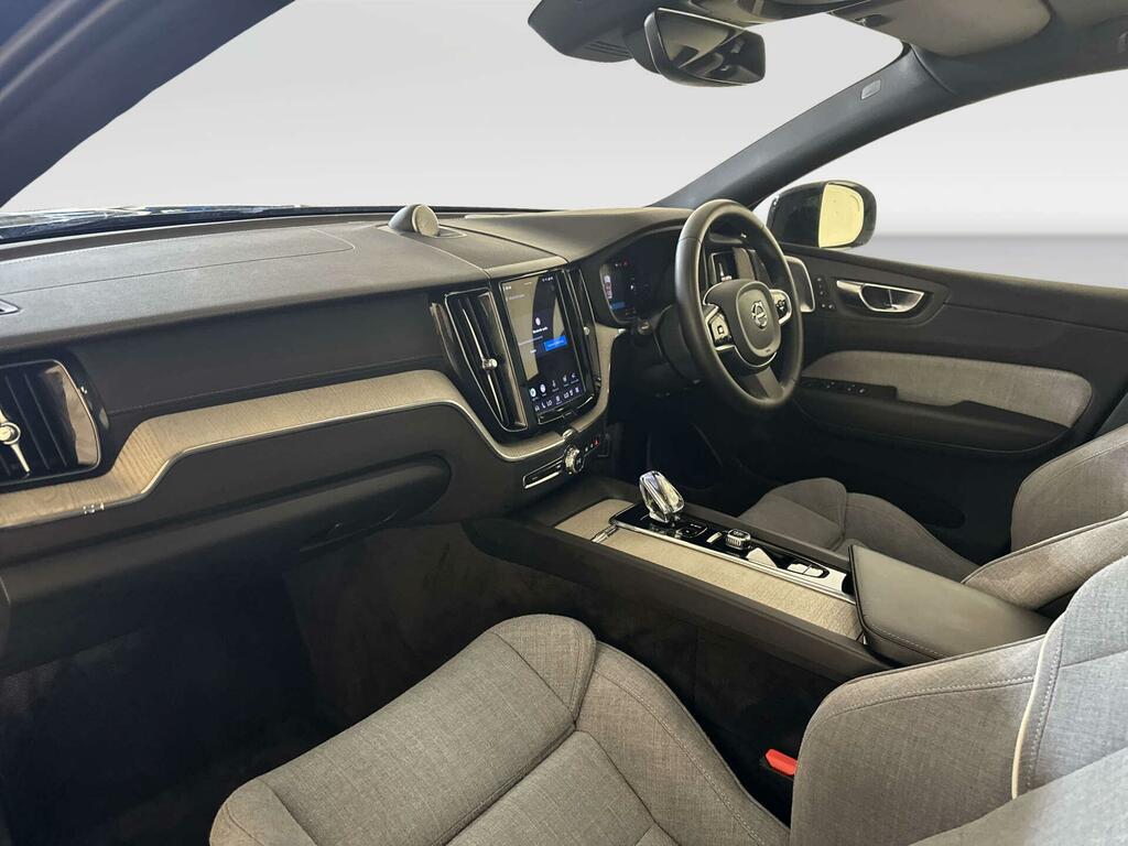 Volvo XC60 Momentum Blue #10