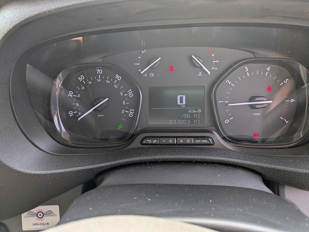 Vauxhall Vivaro Mpv White #10