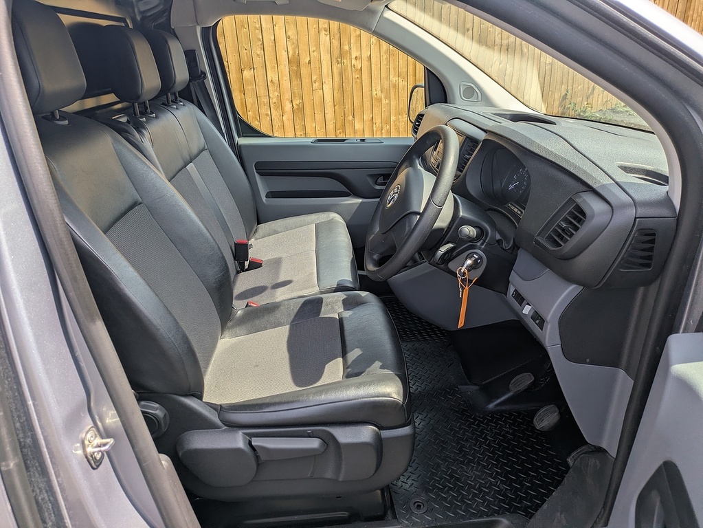 Vauxhall Vivaro Mpv White #9