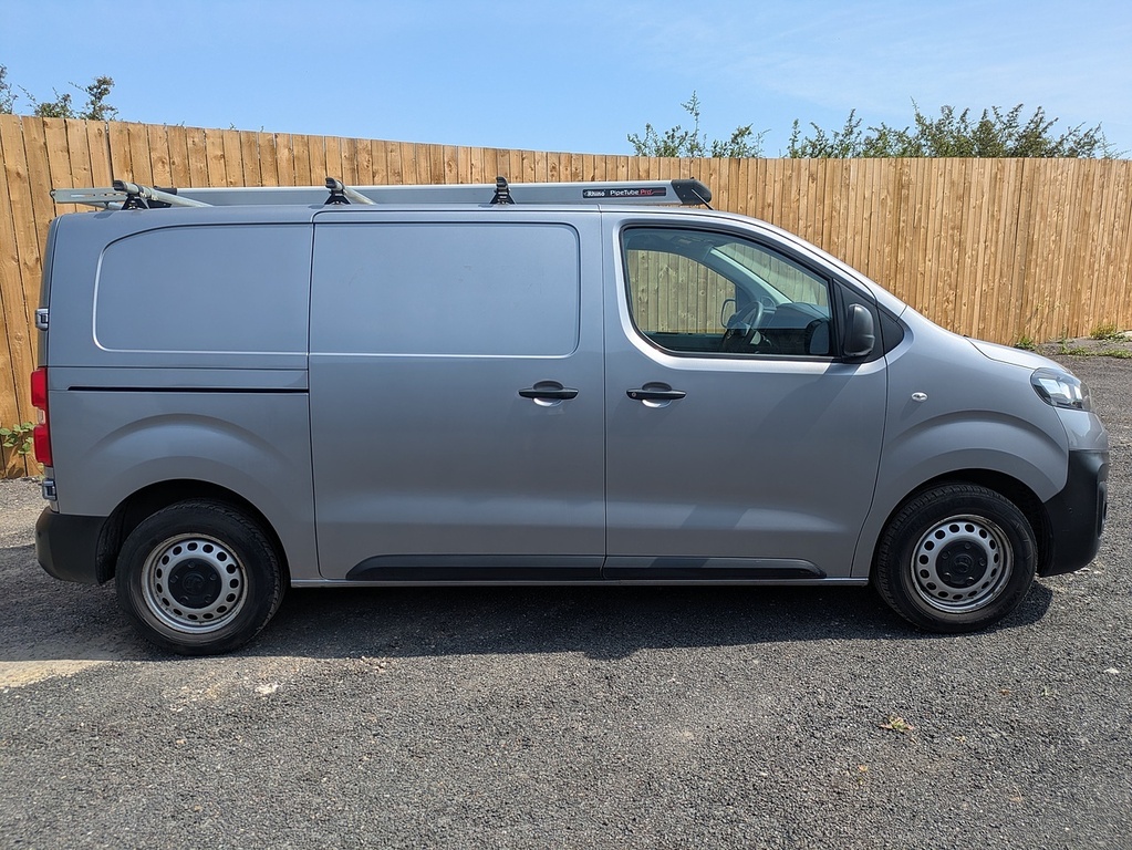 Vauxhall Vivaro Mpv White #8
