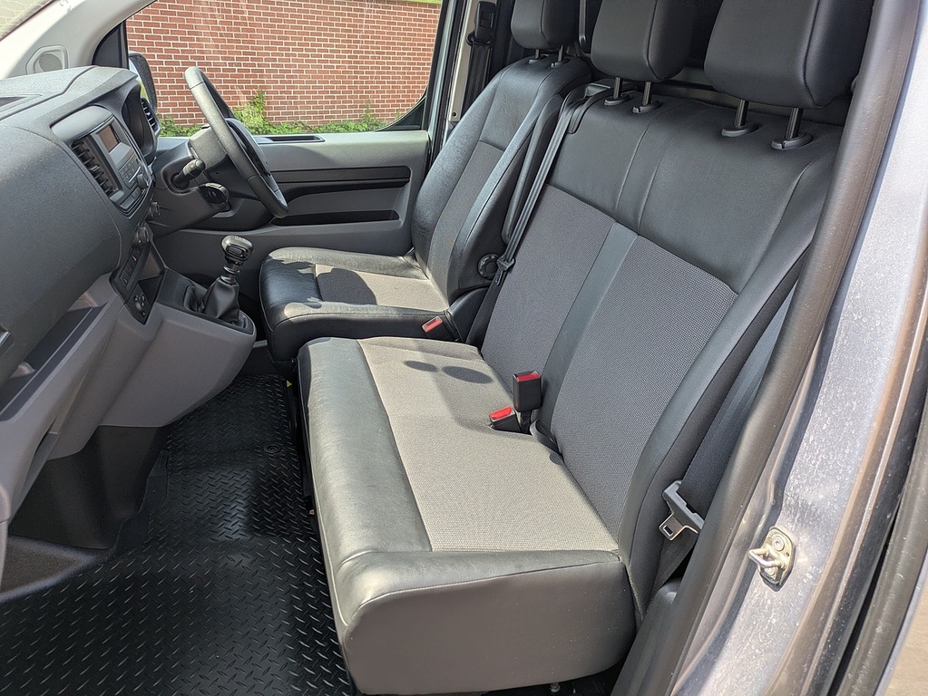 Vauxhall Vivaro Mpv White #14