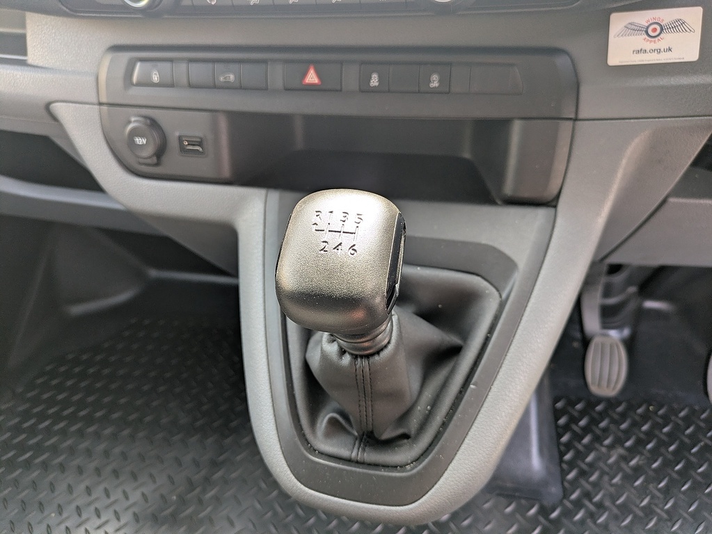 Vauxhall Vivaro Mpv White #12