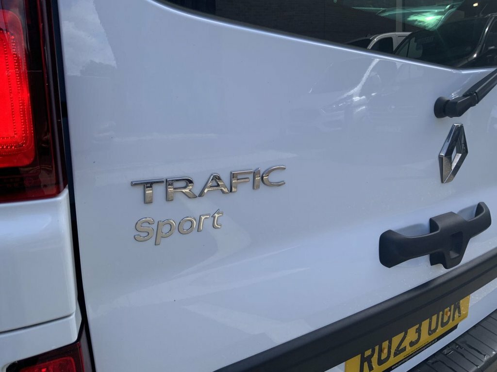Renault Trafic 2L Sport White #5