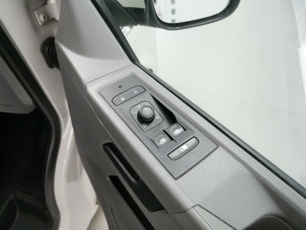 Volkswagen Transporter Mpv White #28