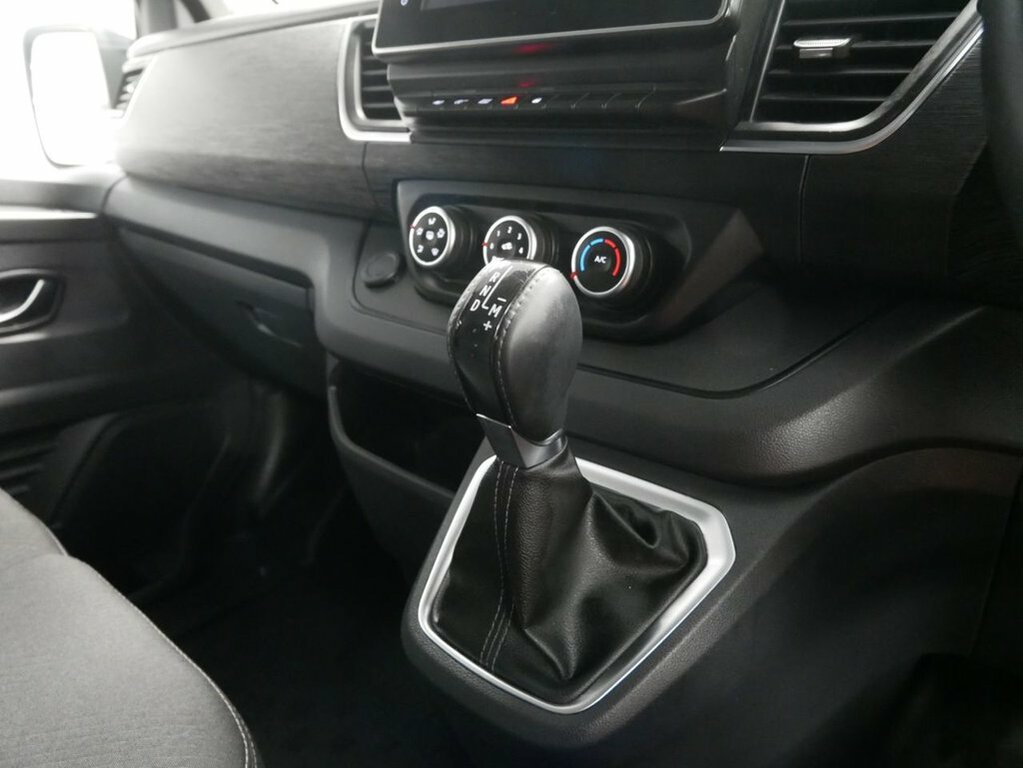 Nissan Primastar 2L Tekna White #19