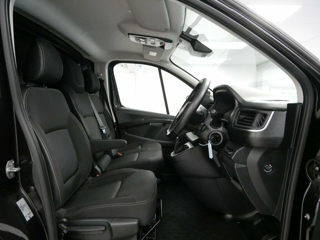Nissan Primastar 2L Tekna White #14