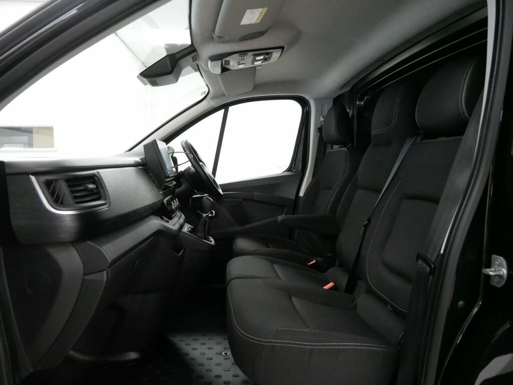 Nissan Primastar 2L Tekna White #22