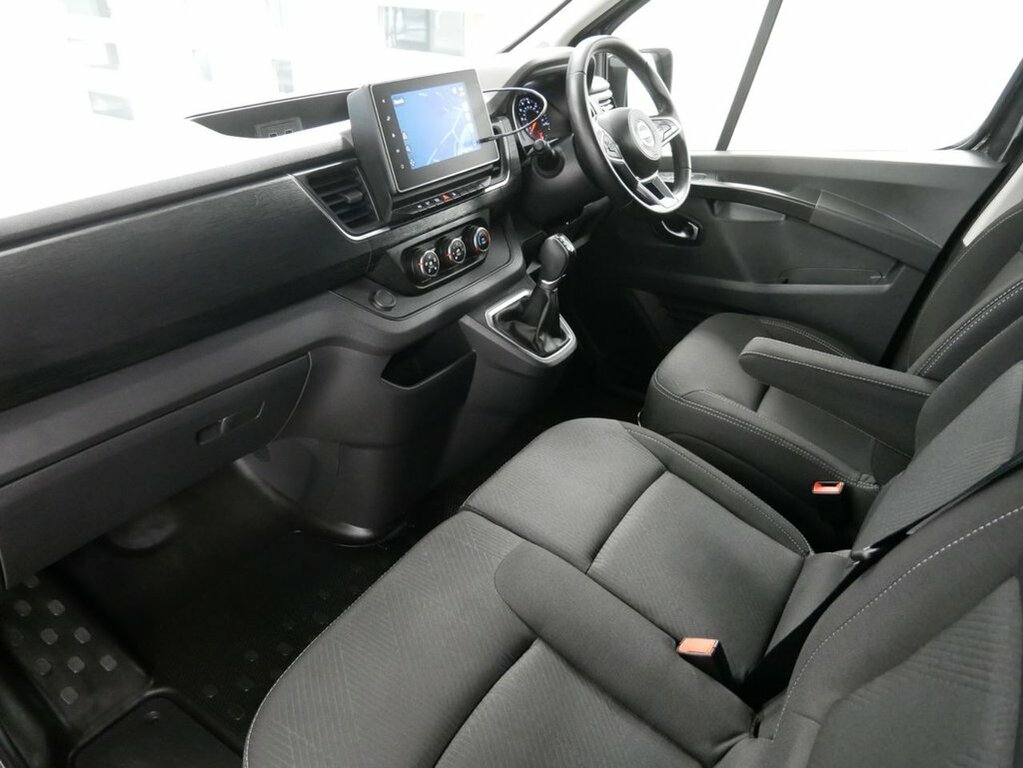 Nissan Primastar 2L Tekna White #21