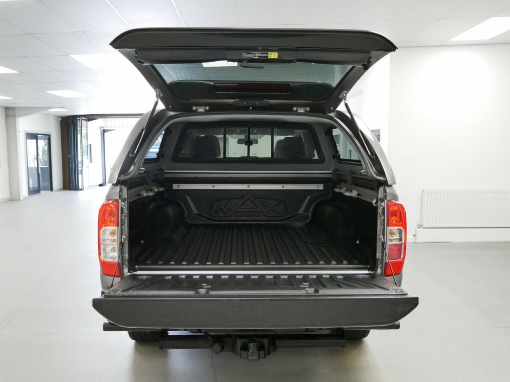 Nissan Navara 2.3L Dci Tekna Pickup Double Cab 4 Grey #2