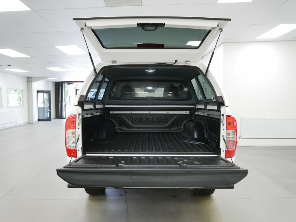 Nissan Navara 2.3L Dci Tekna Pickup Double Cab 4 White #2