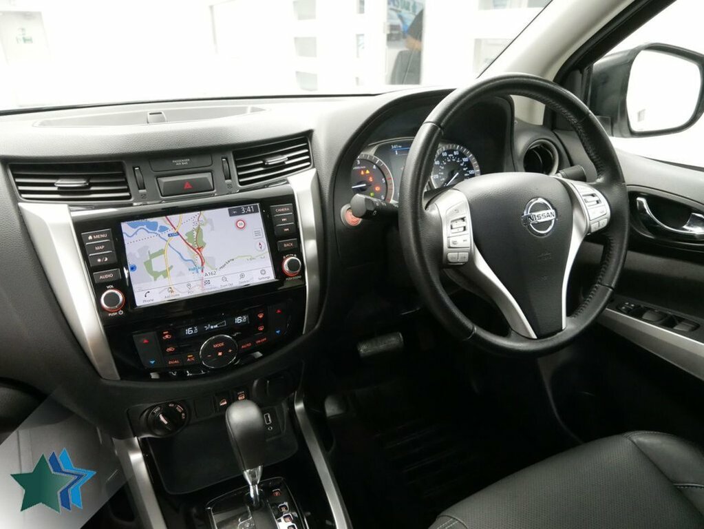 Nissan Navara 2.3L Dci Tekna Pickup Double Cab 4 White #5