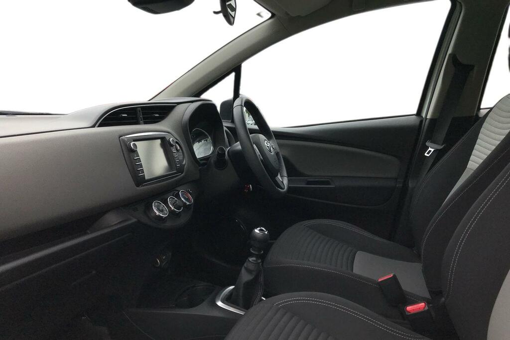 Toyota Yaris 1.5 Vvt-i Icon Tech Euro 6 White #5