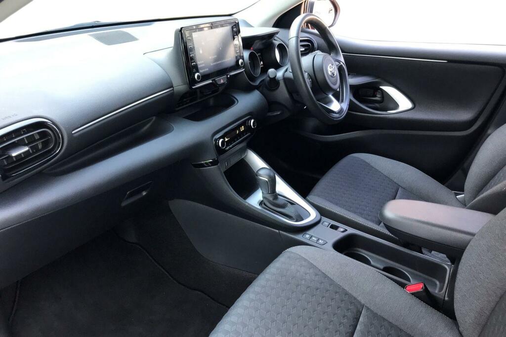 Toyota Yaris 1.5 Vvt-h Design E-cvt Euro 6 Ss VK73LLG Red #5