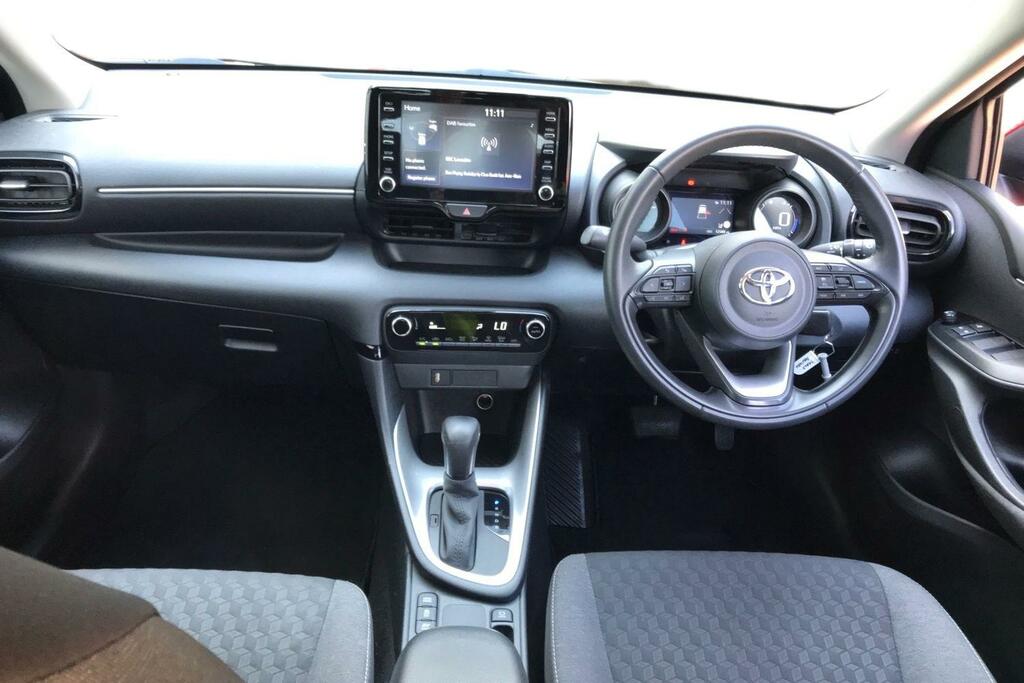 Toyota Yaris 1.5 Vvt-h Design E-cvt Euro 6 Ss VK73LLG Red #6